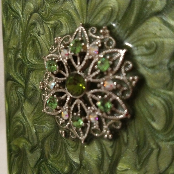 SPRING STREET COMPACT MIRROR WITH FLOWER GREEN RHINESTONES DESIGN - Picture 2 of 6